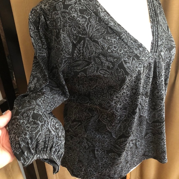 Croft&Barrow Gray Floral n Leaf on Black Pleated V-neck w White Blouse - Picture 2 of 7